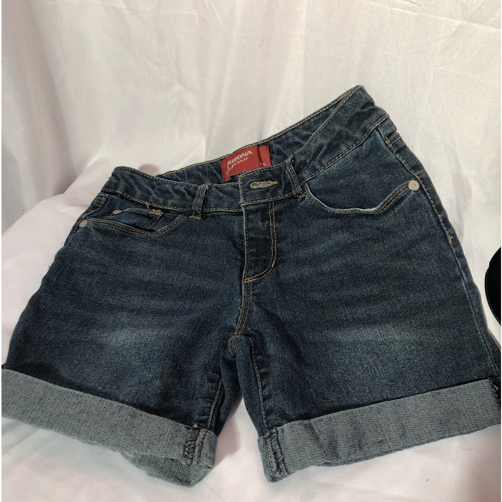 🔥🔥🔥Girls size 12 gently worn Arizona Jean Company denim shorts. 🔥🔥🔥